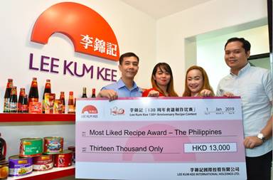 Lee Kum Kee Philippines Business Manager Mr. Ryan Cruz, and sales managers Ms. Patricia Mejorada and Mr. Linus Reyes presents the prize to Ms. Venus Lorraine Moral, the Most Liked Recipe Prize winner (L-R): Mr. Ryan Cruz, Ms. Venus Lorraine Moral, Ms. Patricia Mejorada, Mr. Linus Reyes